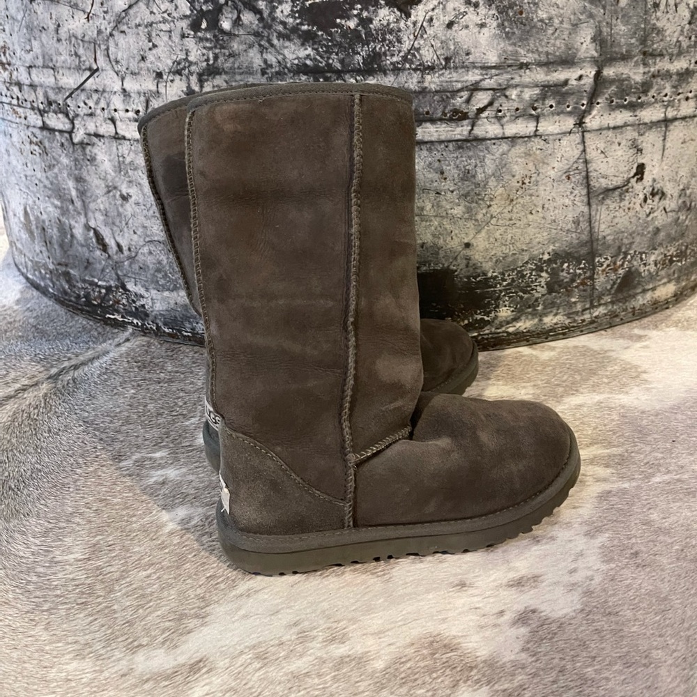 Like NEW UGG Classic Tall Boots